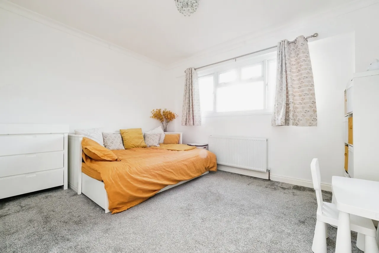 Neave Crescent, Romford, RM3, photo 14