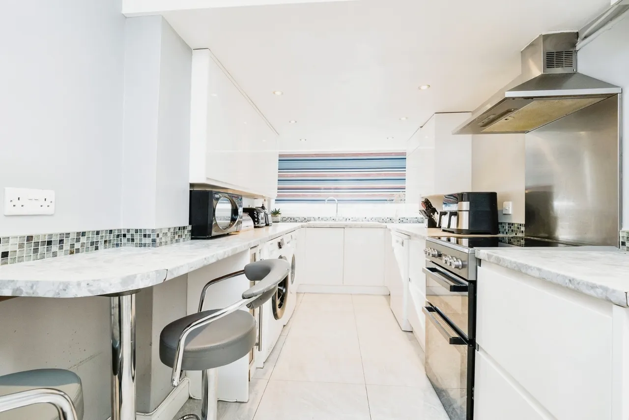 Neave Crescent, Romford, RM3, photo 6