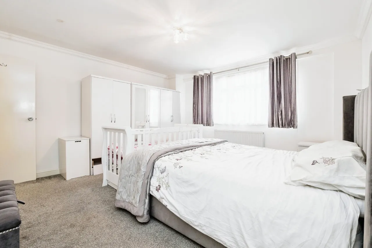 Neave Crescent, Romford, RM3, photo 9