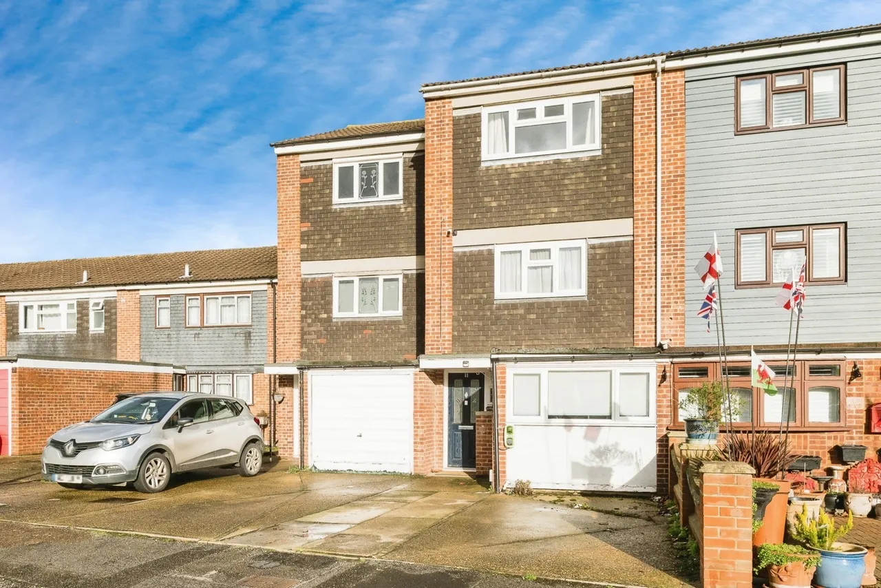 4 bed house for sale — Neave Crescent, Romford, RM3