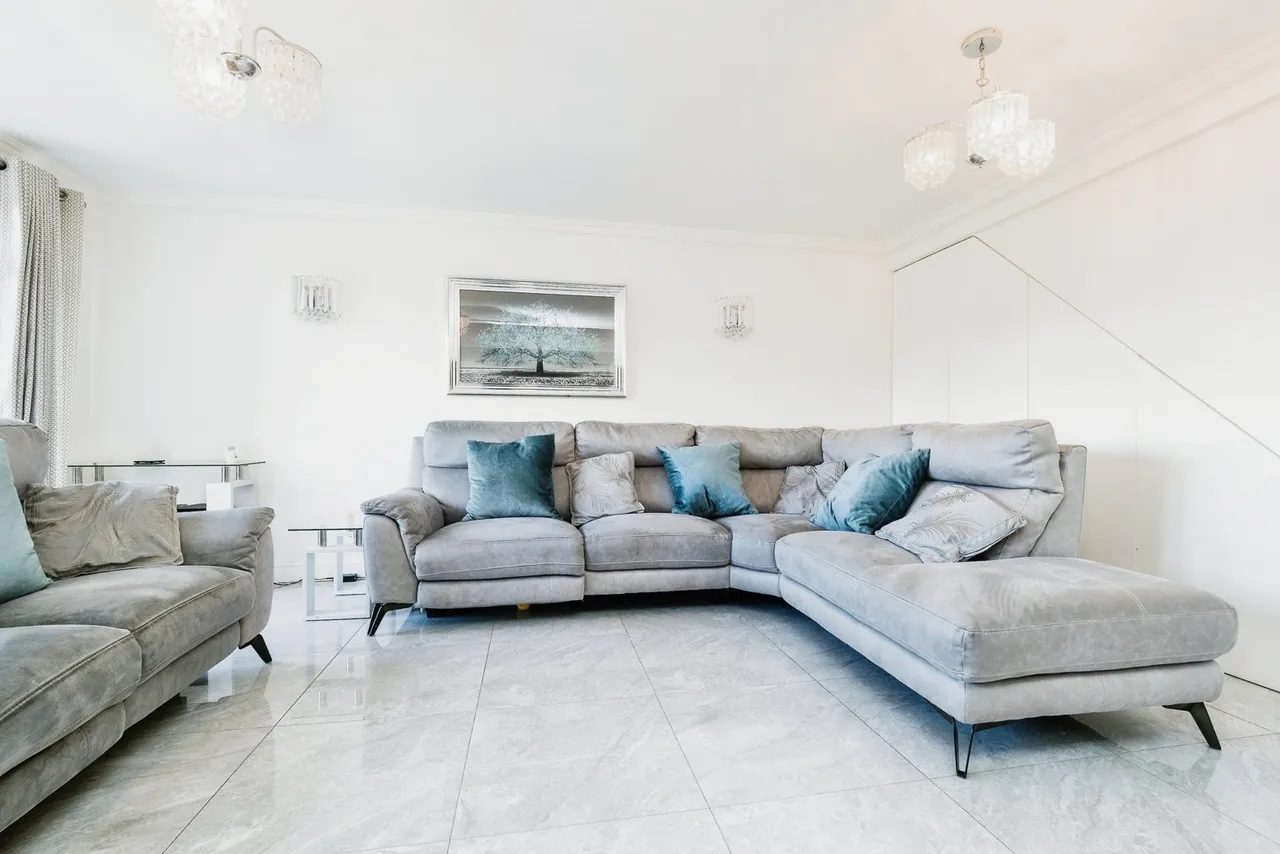 Neave Crescent, Romford, RM3, photo 3