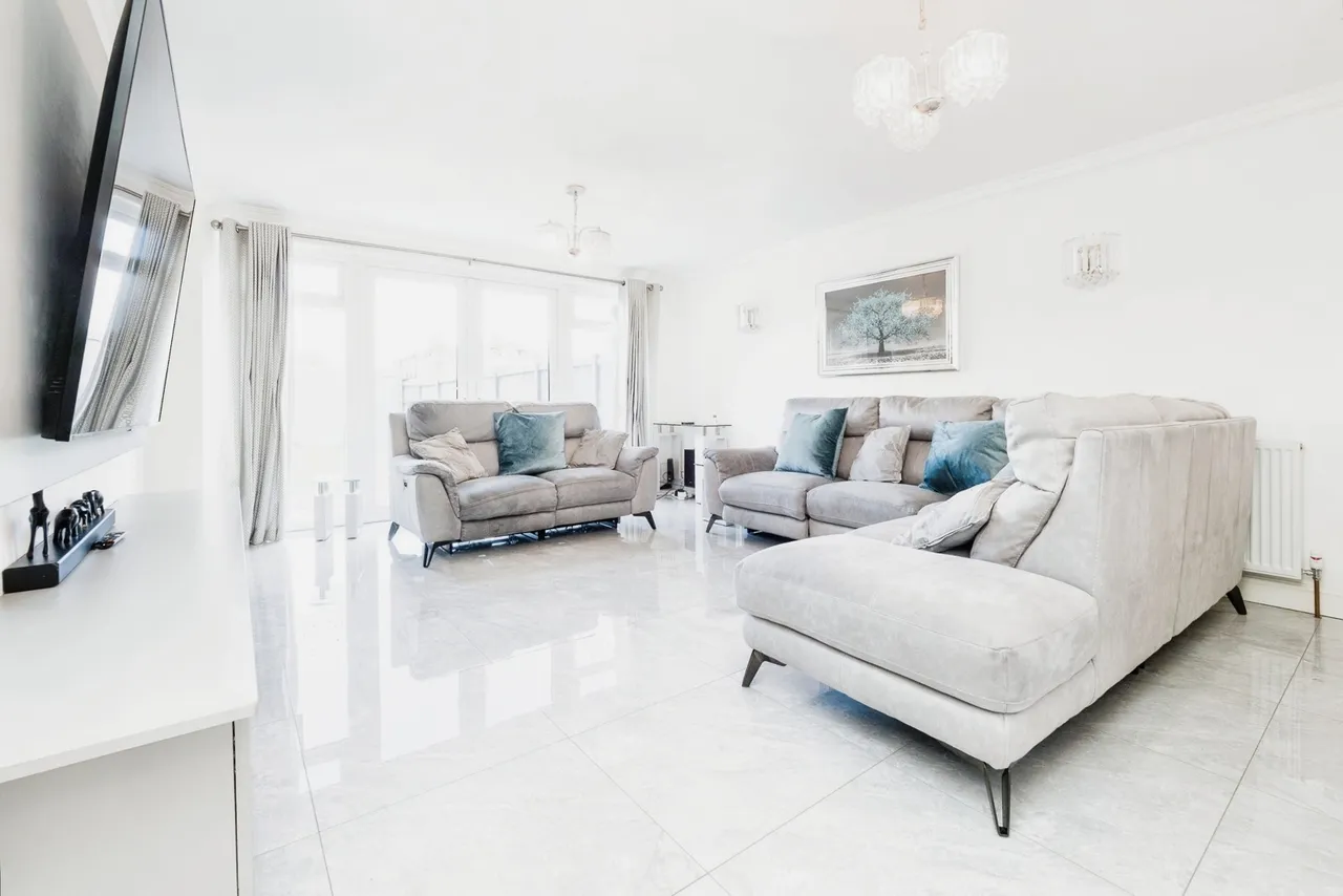 Neave Crescent, Romford, RM3, photo 2