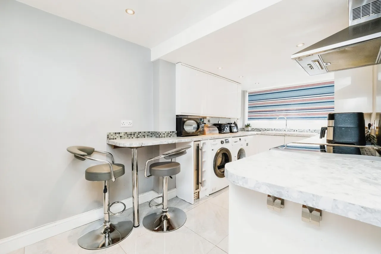 Neave Crescent, Romford, RM3, photo 5