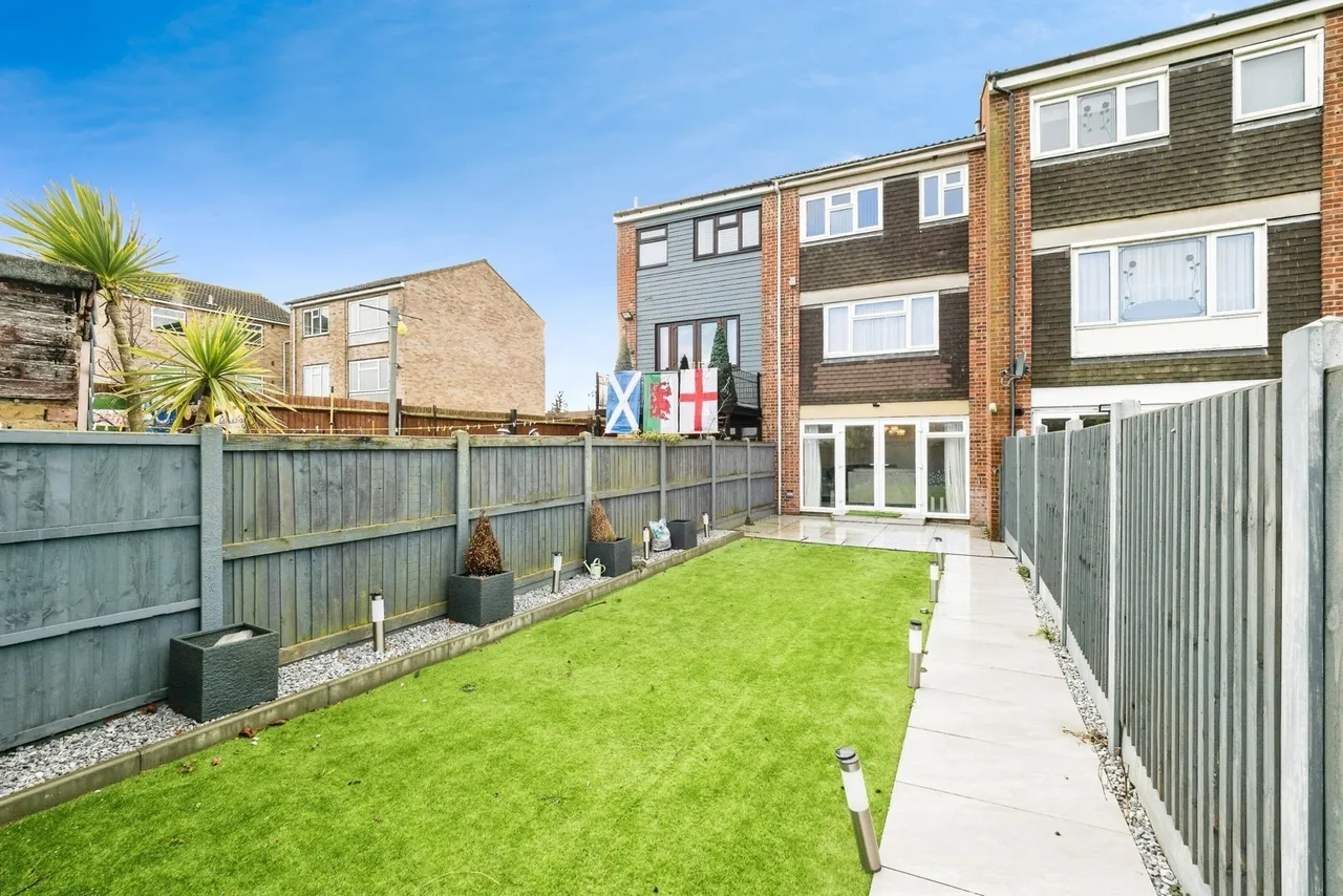 Neave Crescent, Romford, RM3, photo 19