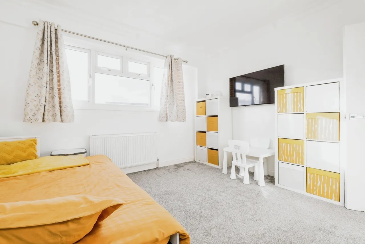 Neave Crescent, Romford, RM3, photo 13