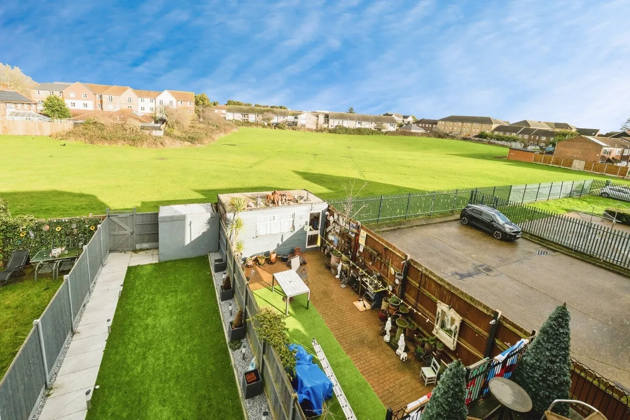 Neave Crescent, Romford, RM3, photo 18