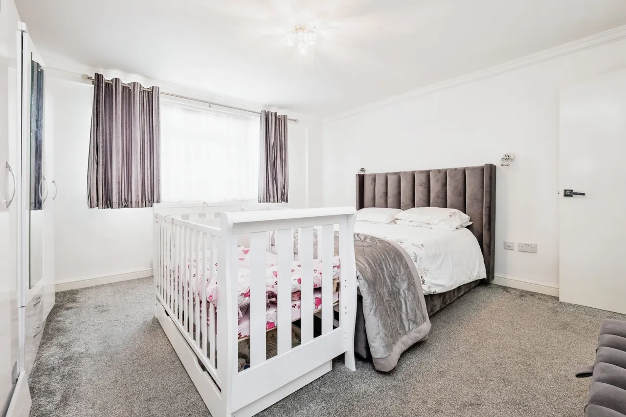 Neave Crescent, Romford, RM3, photo 8