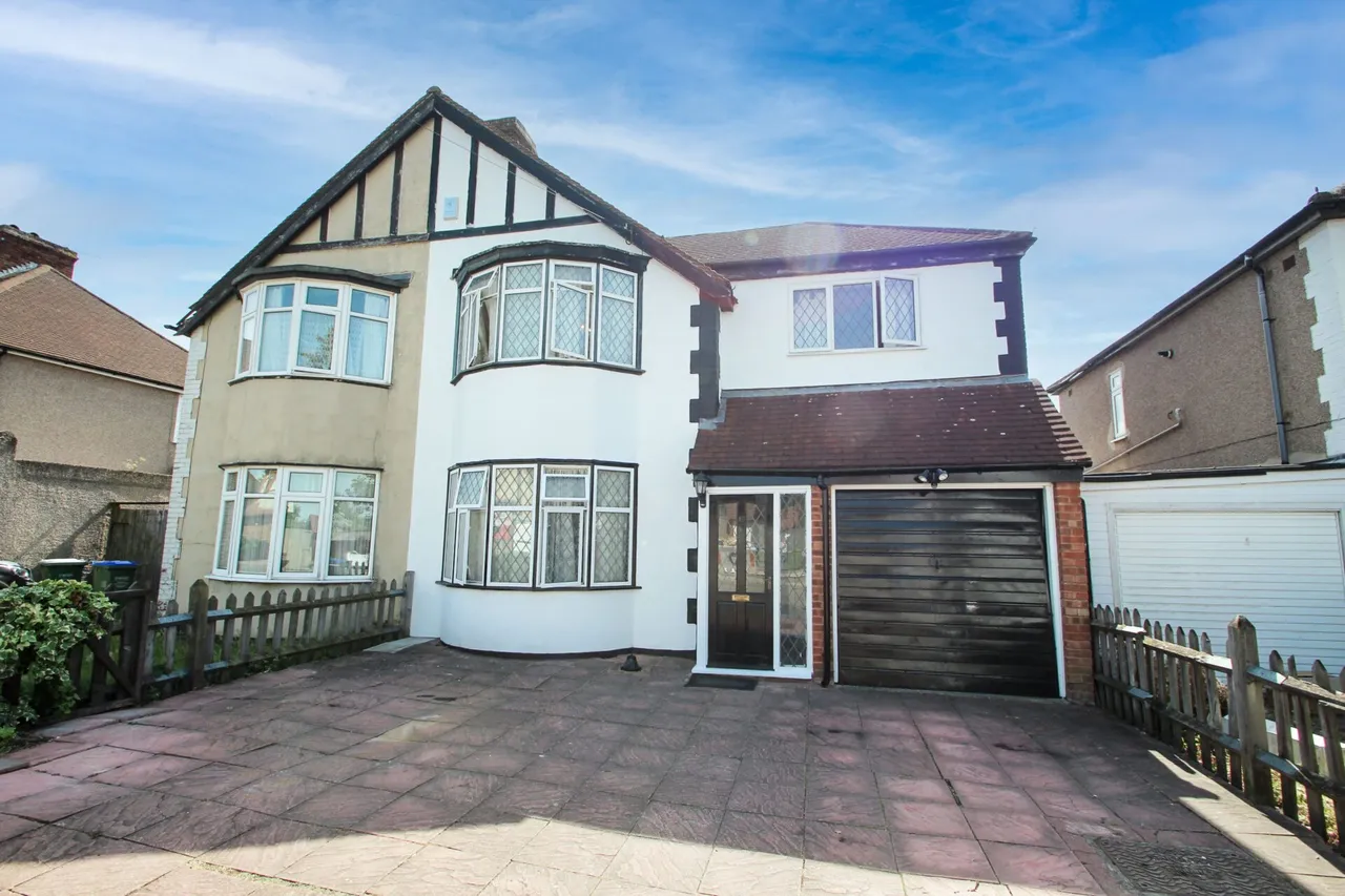 4 bed house for sale — Cornwall Avenue, Welling