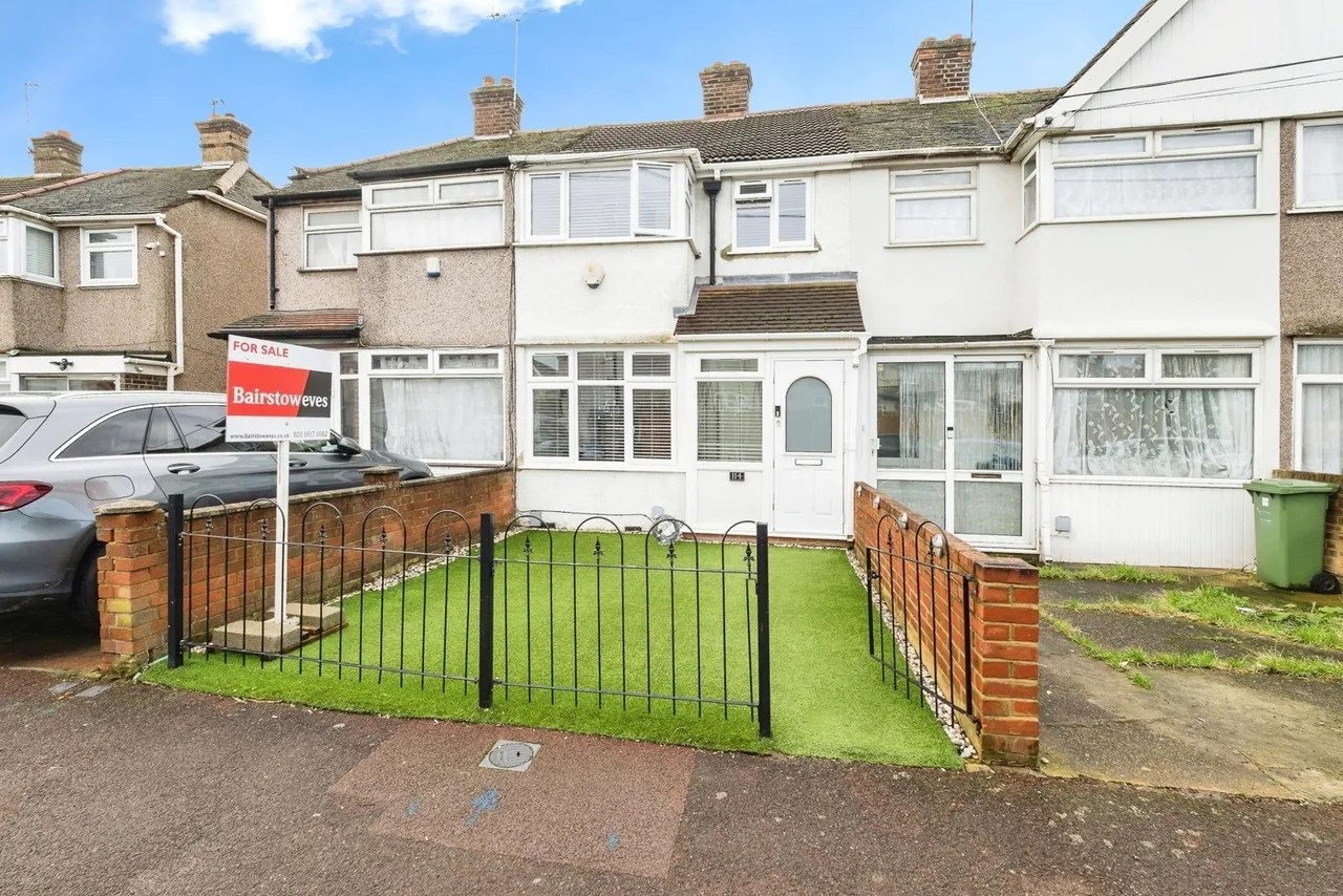 3 bed house for sale — Oval Road South, Dagenham, RM10