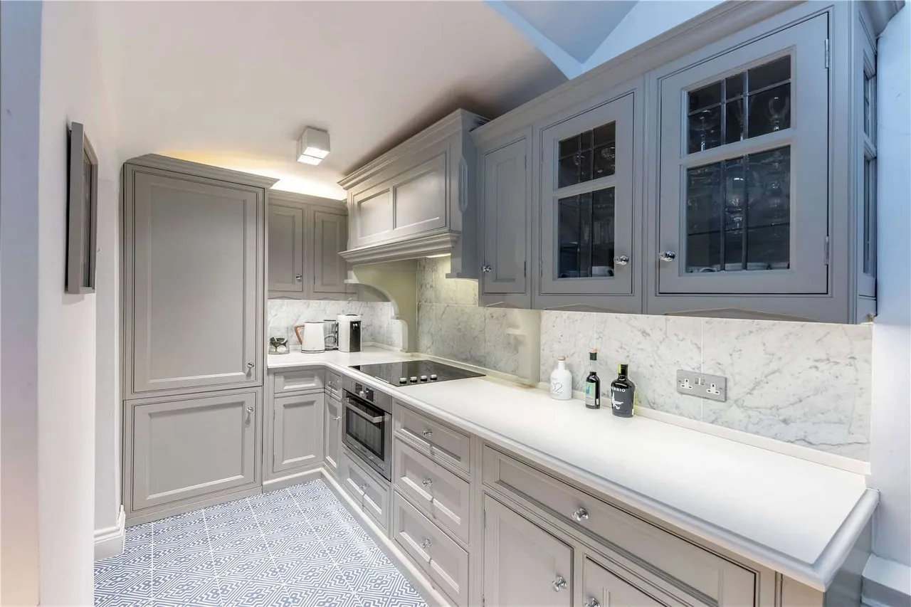 Palace Gardens Terrace, London, W8 4RP, photo 2