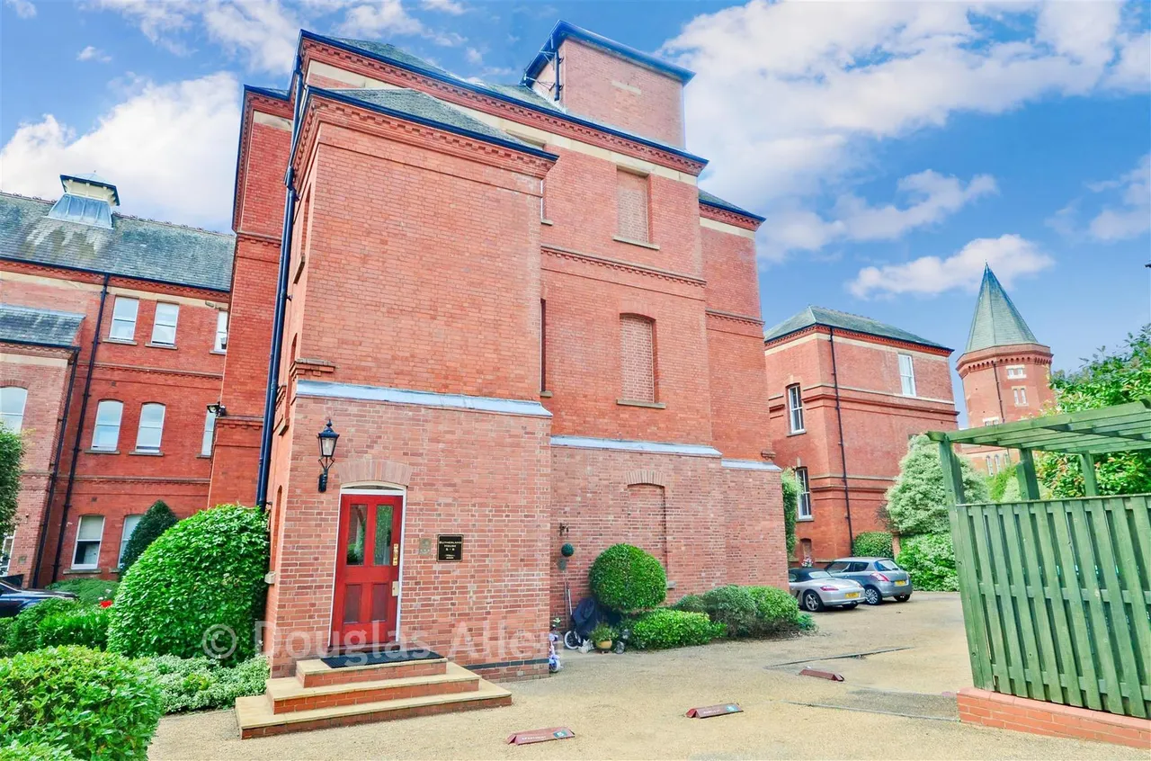 2 bed flat for sale, Rosebury Square, Woodford Green, IG8