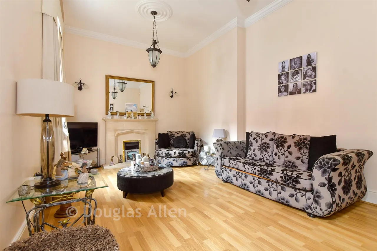 Rosebury Square, Woodford Green, IG8, photo 3