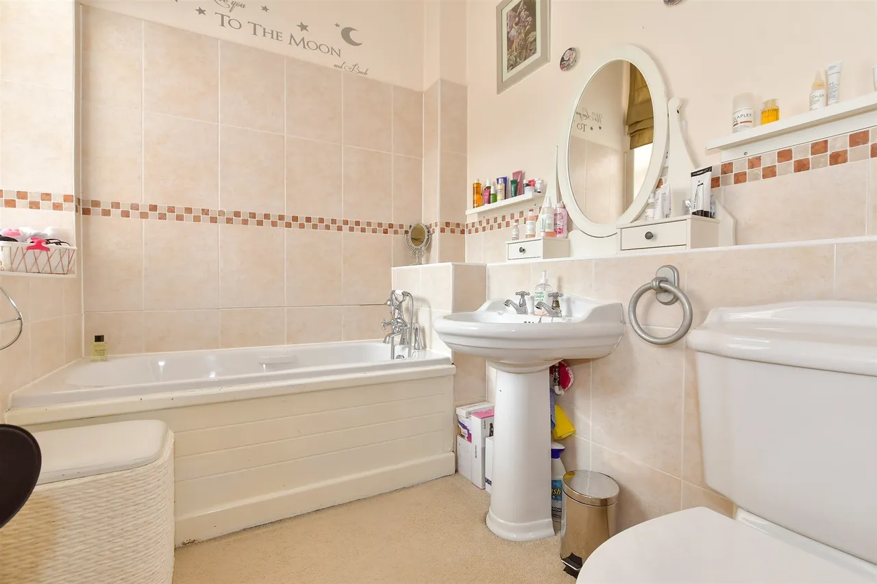 Rosebury Square, Woodford Green, IG8, photo 6