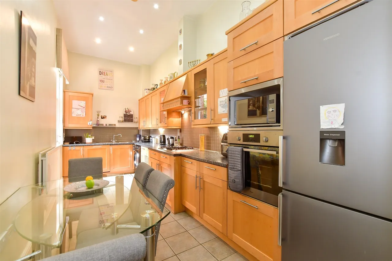 Rosebury Square, Woodford Green, IG8, photo 2