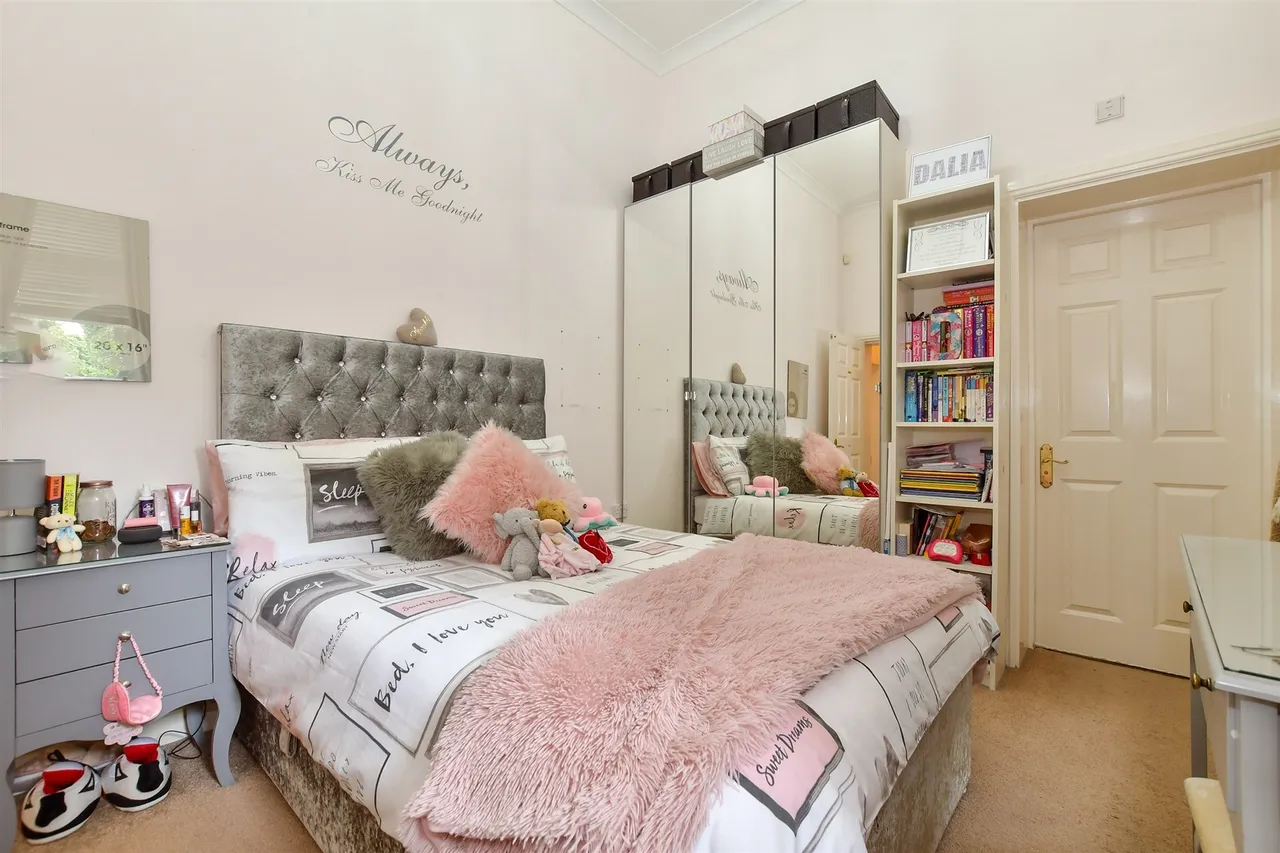 Rosebury Square, Woodford Green, IG8, photo 4