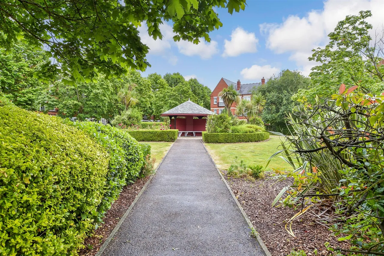 Rosebury Square, Woodford Green, IG8, photo 8