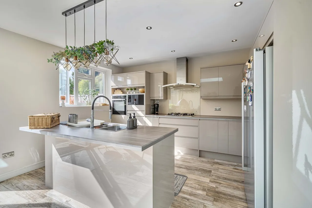 Swakeleys Drive, Ickenham, UB10, photo 2