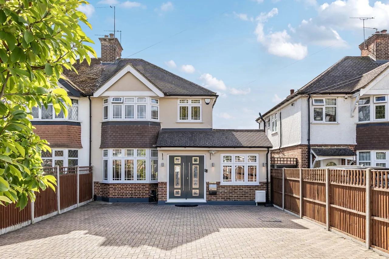 4 bed house for sale, Swakeleys Drive, Ickenham, UB10