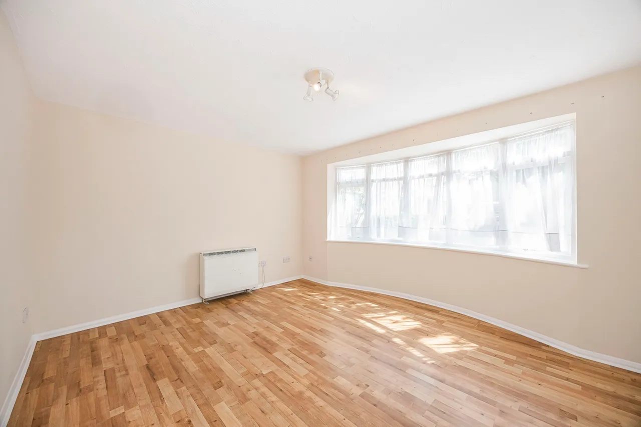 30 Springfield Drive, Ilford, Essex, IG2 6RH, photo 2
