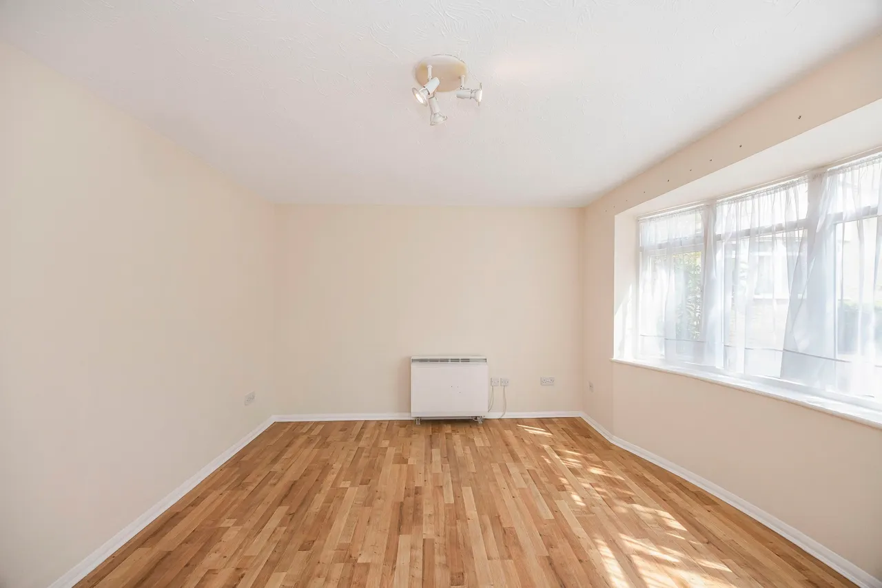 30 Springfield Drive, Ilford, Essex, IG2 6RH, photo 4
