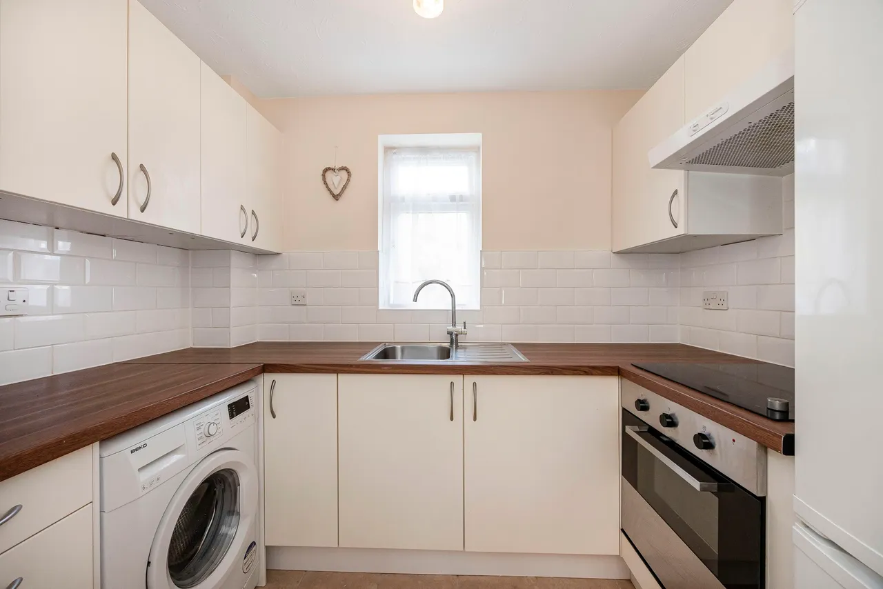 30 Springfield Drive, Ilford, Essex, IG2 6RH, photo 6