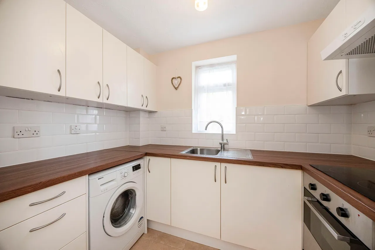 30 Springfield Drive, Ilford, Essex, IG2 6RH, photo 5