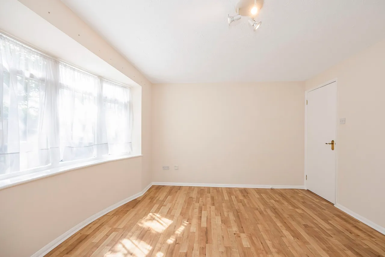 30 Springfield Drive, Ilford, Essex, IG2 6RH, photo 3