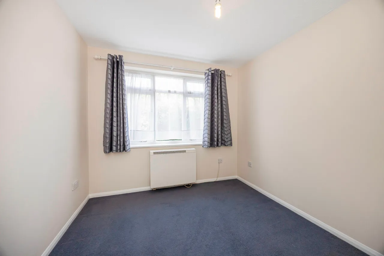 30 Springfield Drive, Ilford, Essex, IG2 6RH, photo 8