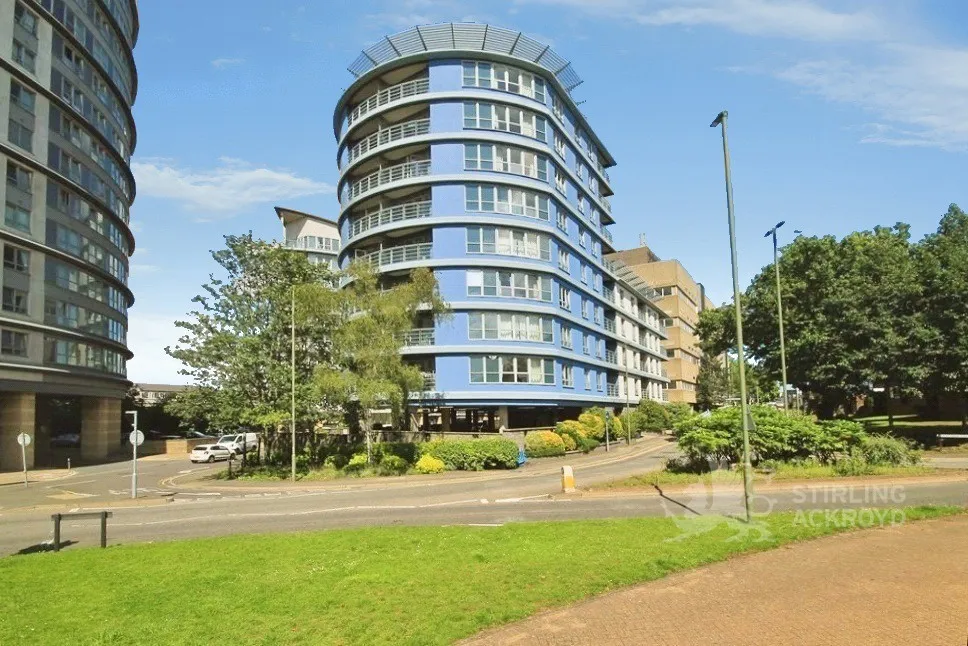 2 bed flat to rent, Oriental Road, Woking, GU22