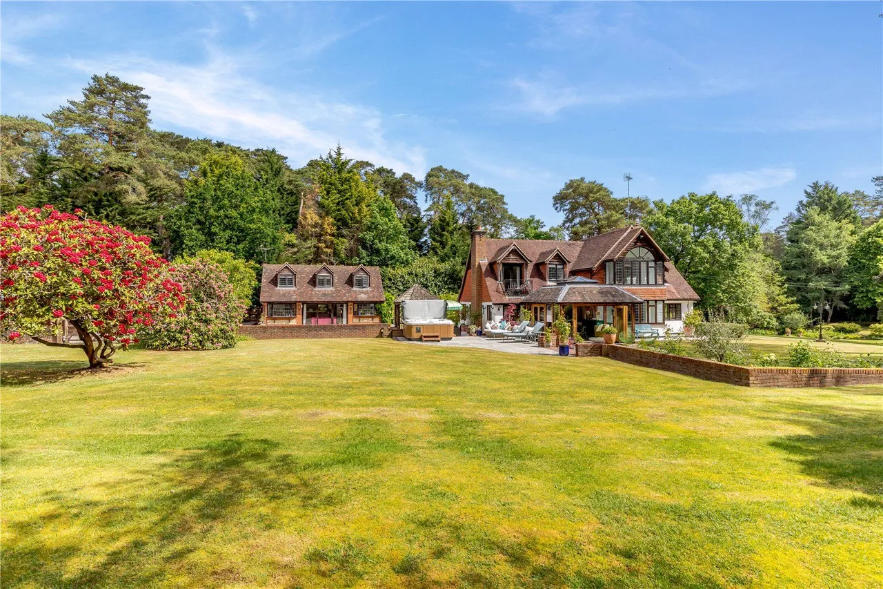 Farnham Road, Churt, Farnham, Surrey, GU10 2PY, photo 7
