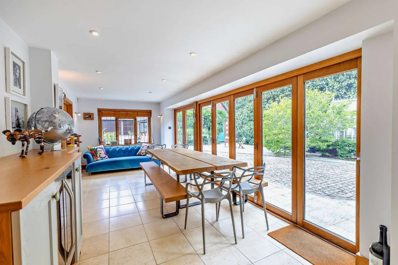 Farnham Road, Churt, Farnham, Surrey, GU10 2PY, photo 4