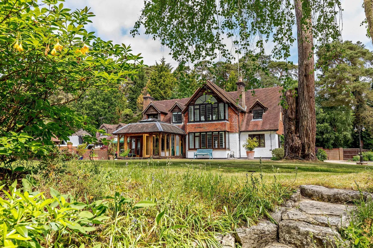 8 bed house for sale — Farnham Road, Churt, Farnham, Surrey, GU10 2PY