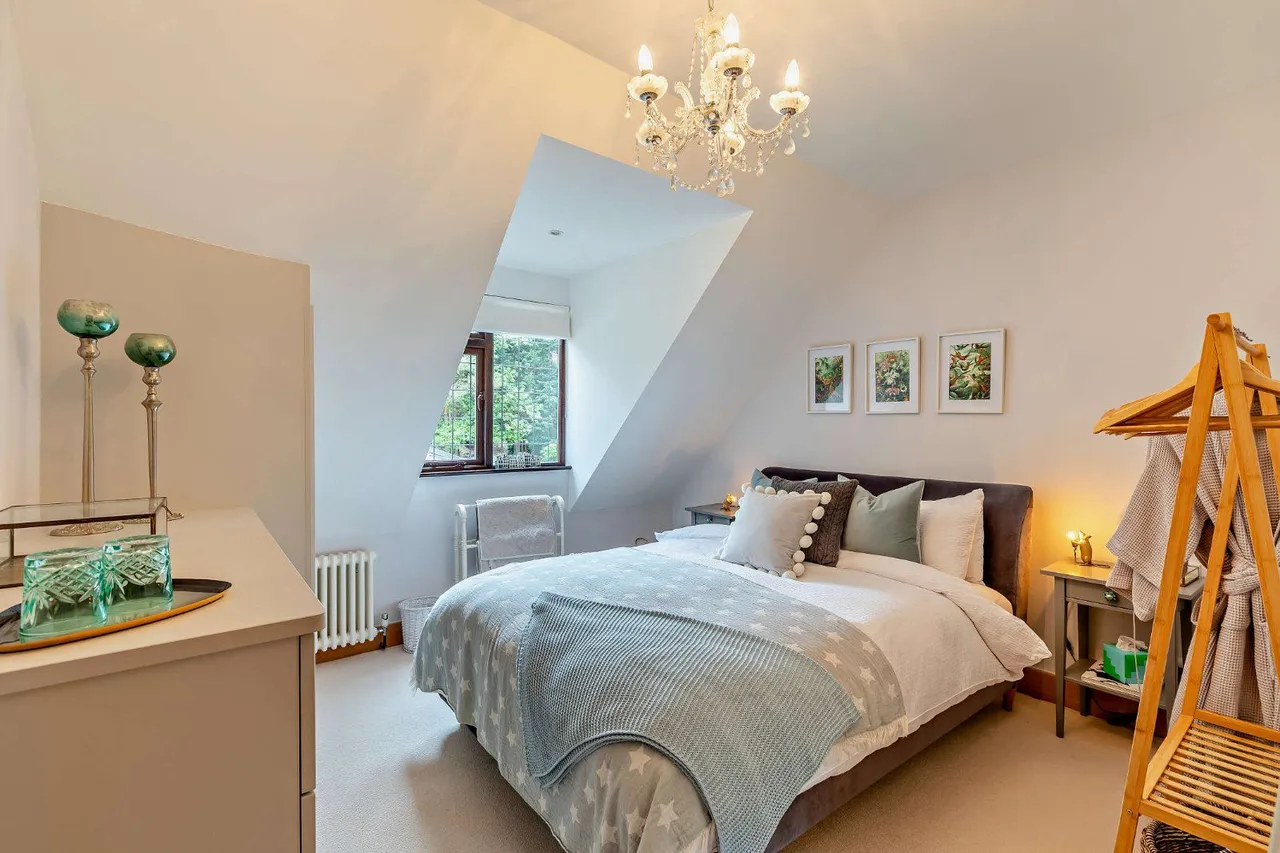 Farnham Road, Churt, Farnham, Surrey, GU10 2PY, photo 10