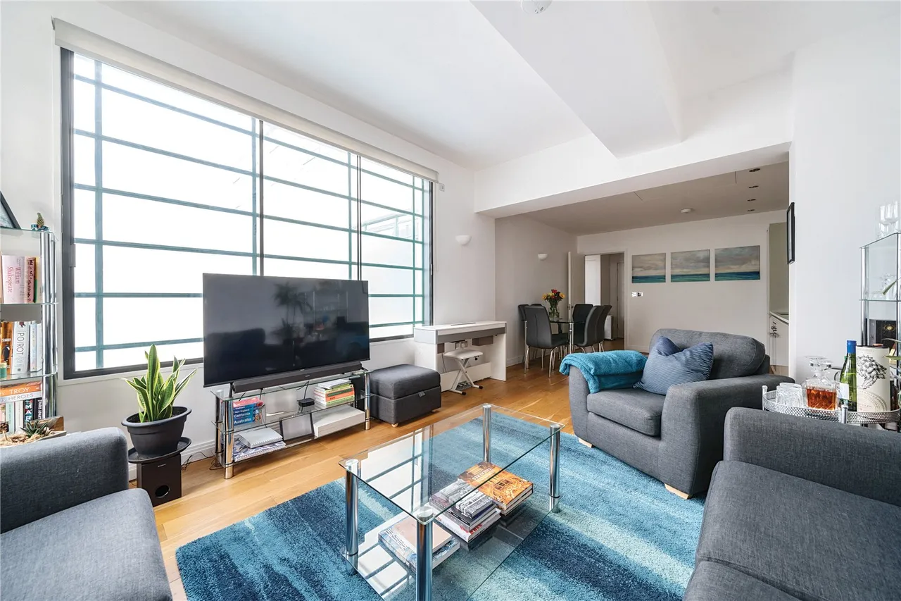Western Avenue, Perivale, UB6, photo 3