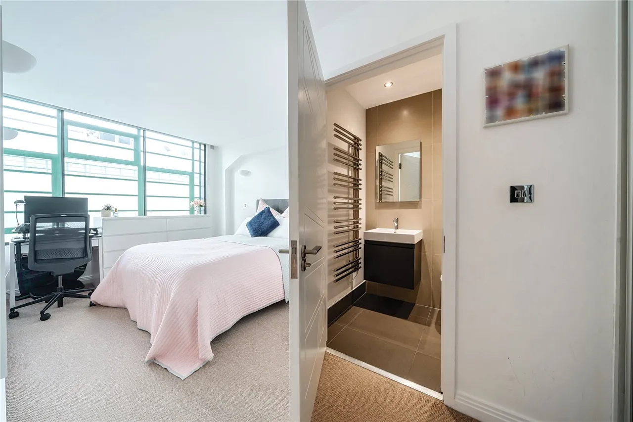 Western Avenue, Perivale, UB6, photo 12