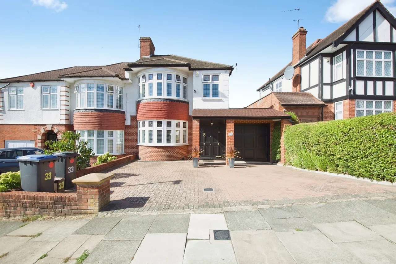 3 bed house for sale — South Lodge Drive, London, N14