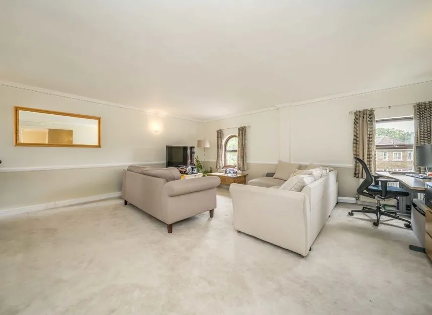 High Street, Hampton, TW12, photo 2