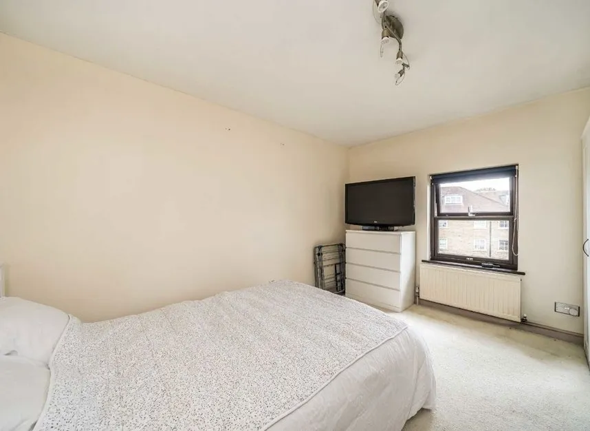 High Street, Hampton, TW12, photo 6