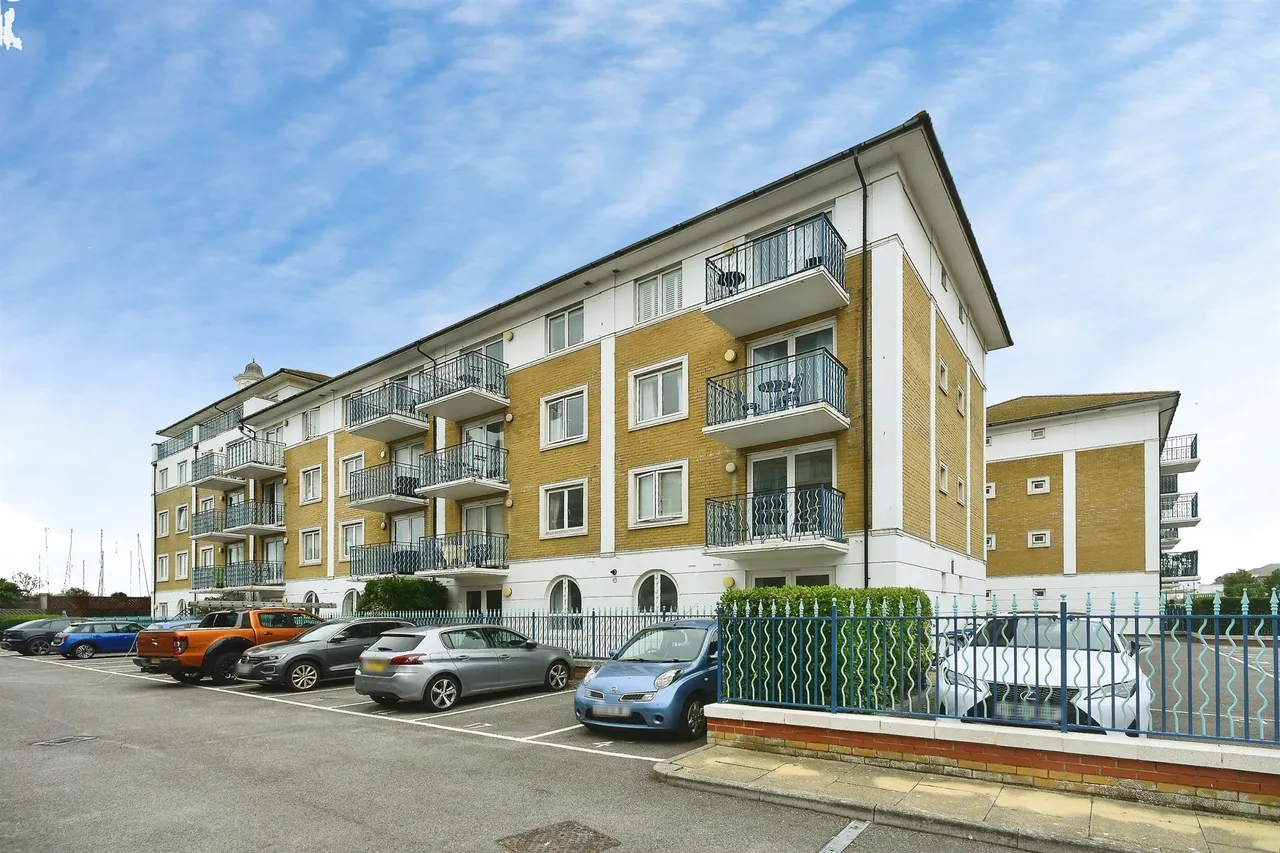 2 bed flat for sale — The Strand, Brighton Marina Village, BRIGHTON