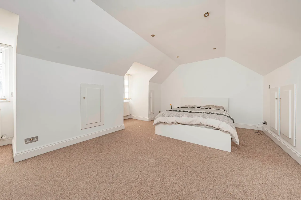 Moorcroft, Harlington Road, UB8, photo 8