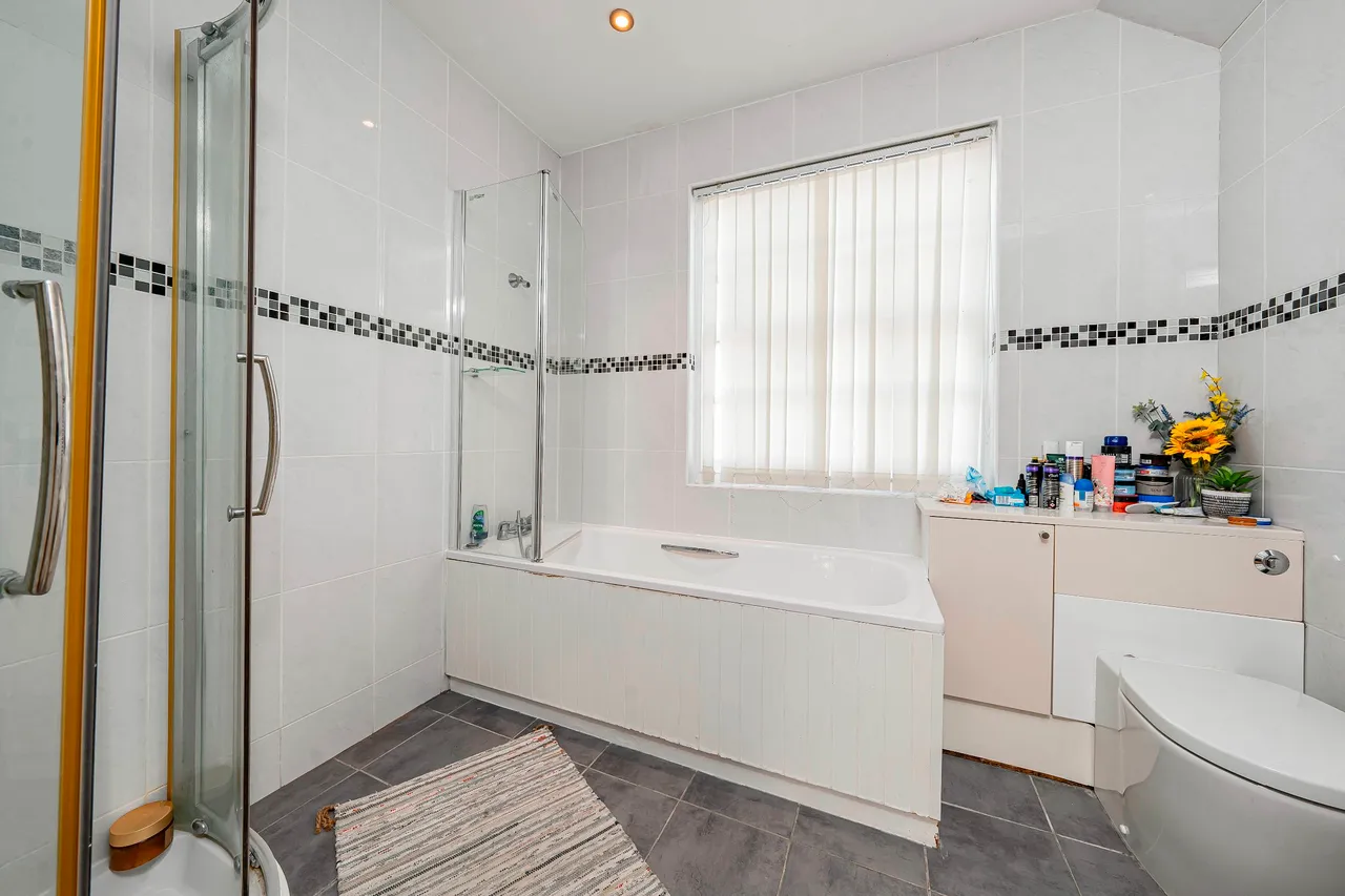 Moorcroft, Harlington Road, UB8, photo 5