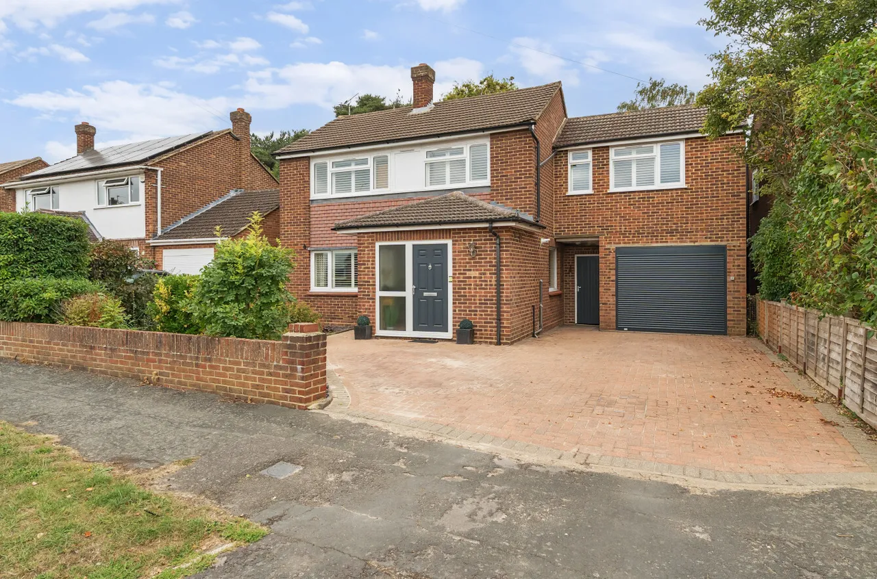 4 bed house for sale — Wilcot Close, Bisley, Woking, Surrey, GU24 9DE