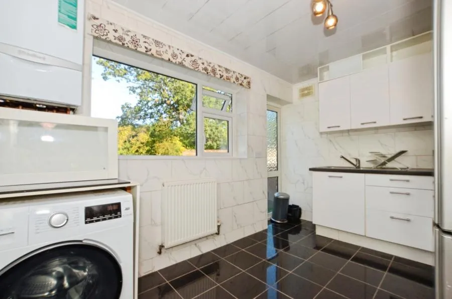 Sylvia Avenue, Pinner, HA5, photo 2