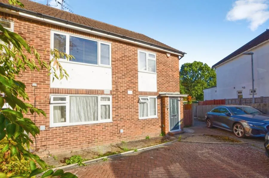 2 bed flat to rent, Sylvia Avenue, Pinner, HA5