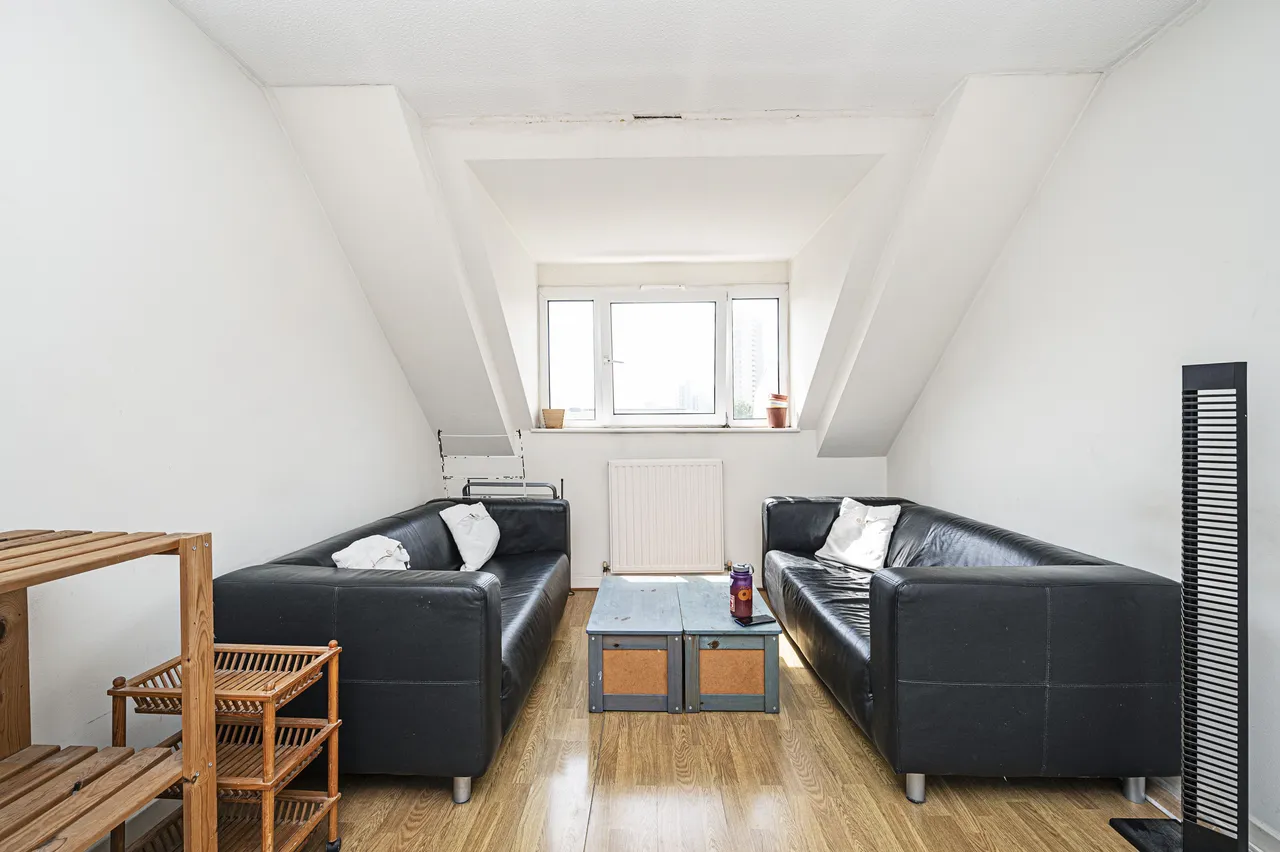 2 bed flat to rent — 132 St Marys Court, Bow Road, London