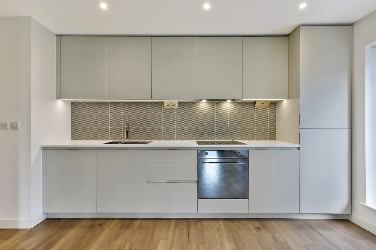 Caversham Road, NW9, photo 2