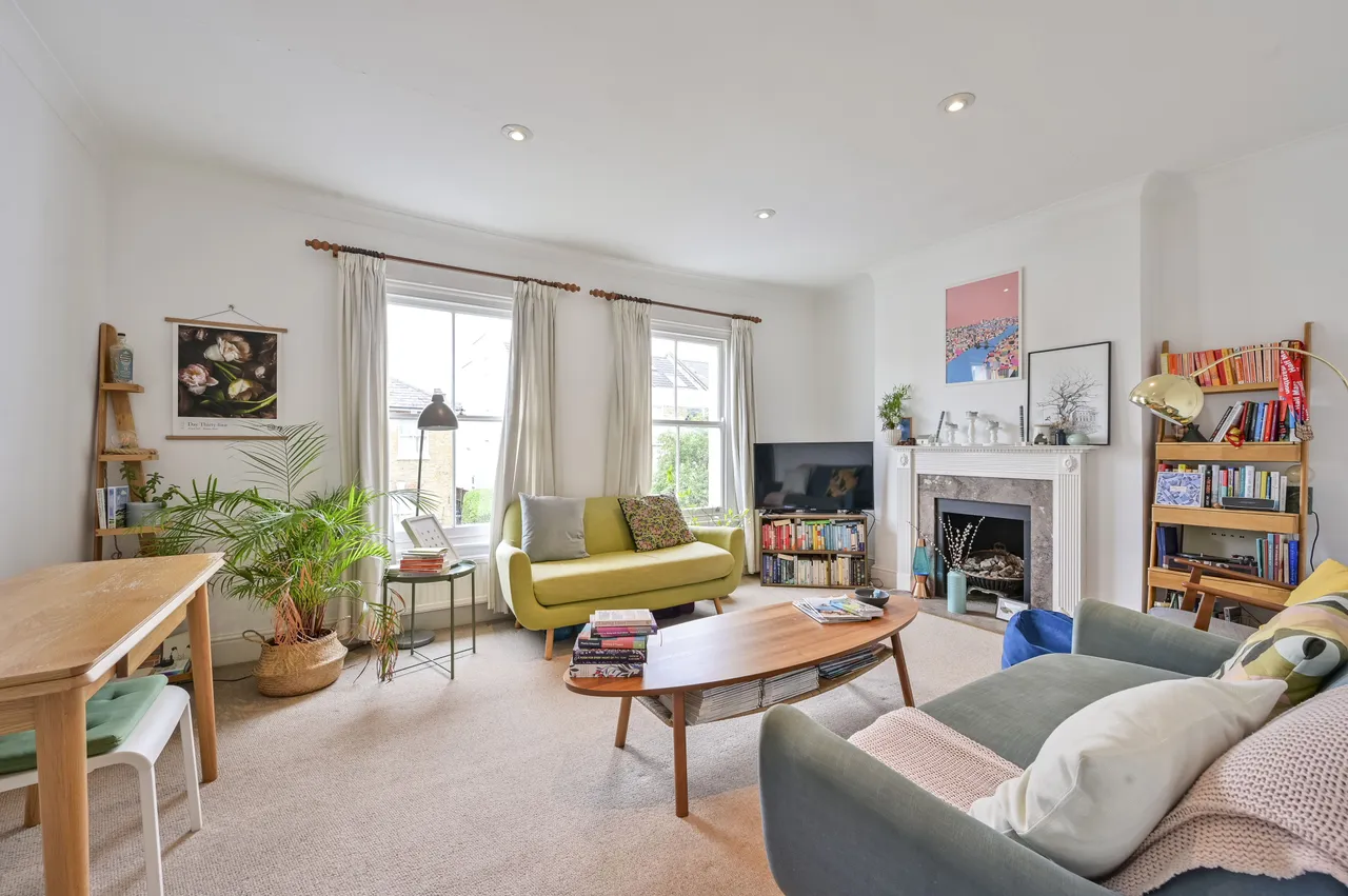 2 bed flat to rent, London, SW19