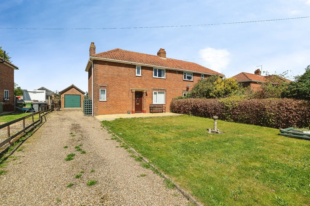 3 bed house for sale, Station Road, Burston, IP22