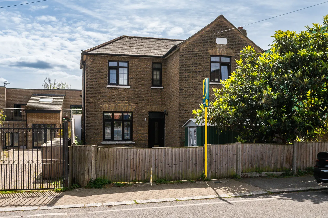 4 bed house for sale — 7 Firs Close, London