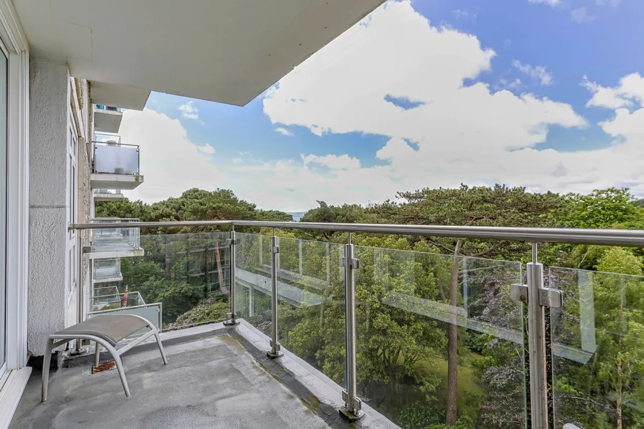 2 bed flat for sale — West Cliff Road, Bournemouth